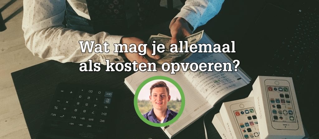 man met geld en boek op achtergrond met auteur op voorgrond